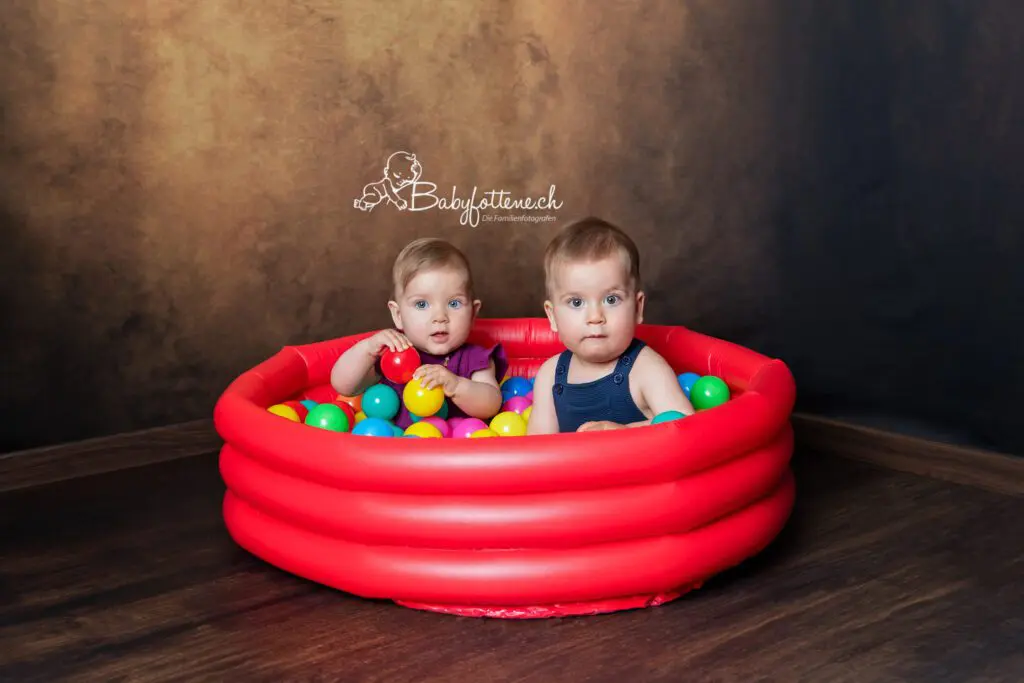 Babyfotografie Zürcher Oberland - Zwillinge im Bällebad beim Fotoshooting
