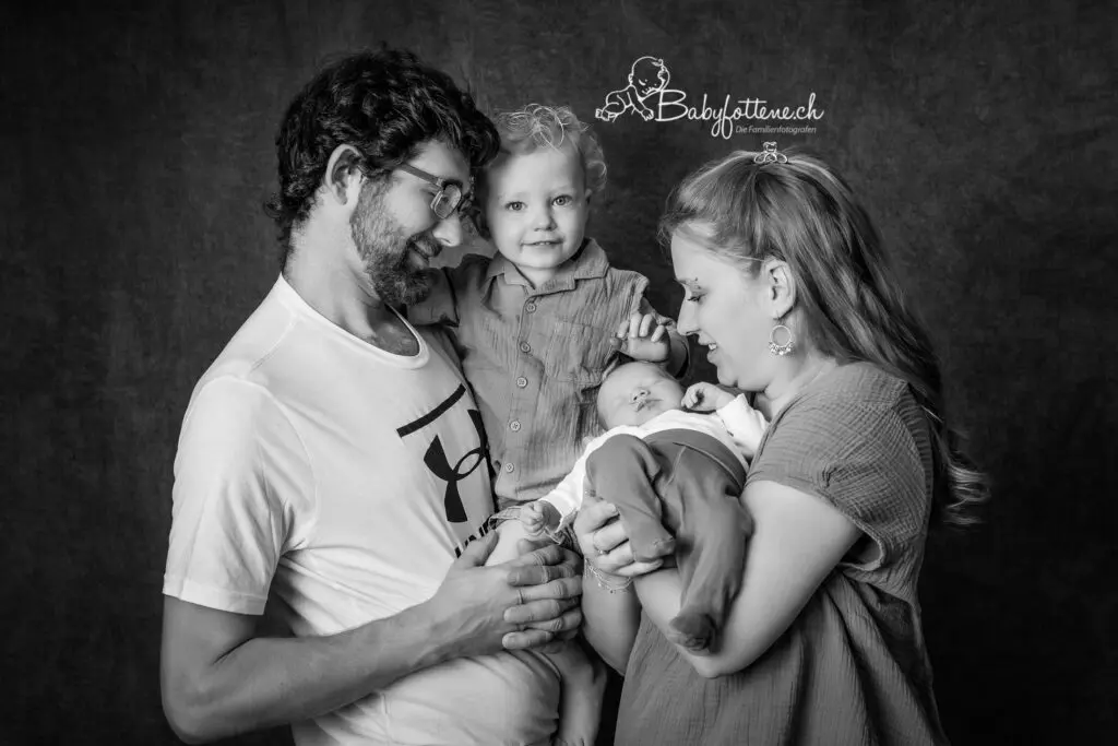 Erste gemeinsames Familienbild zu viert