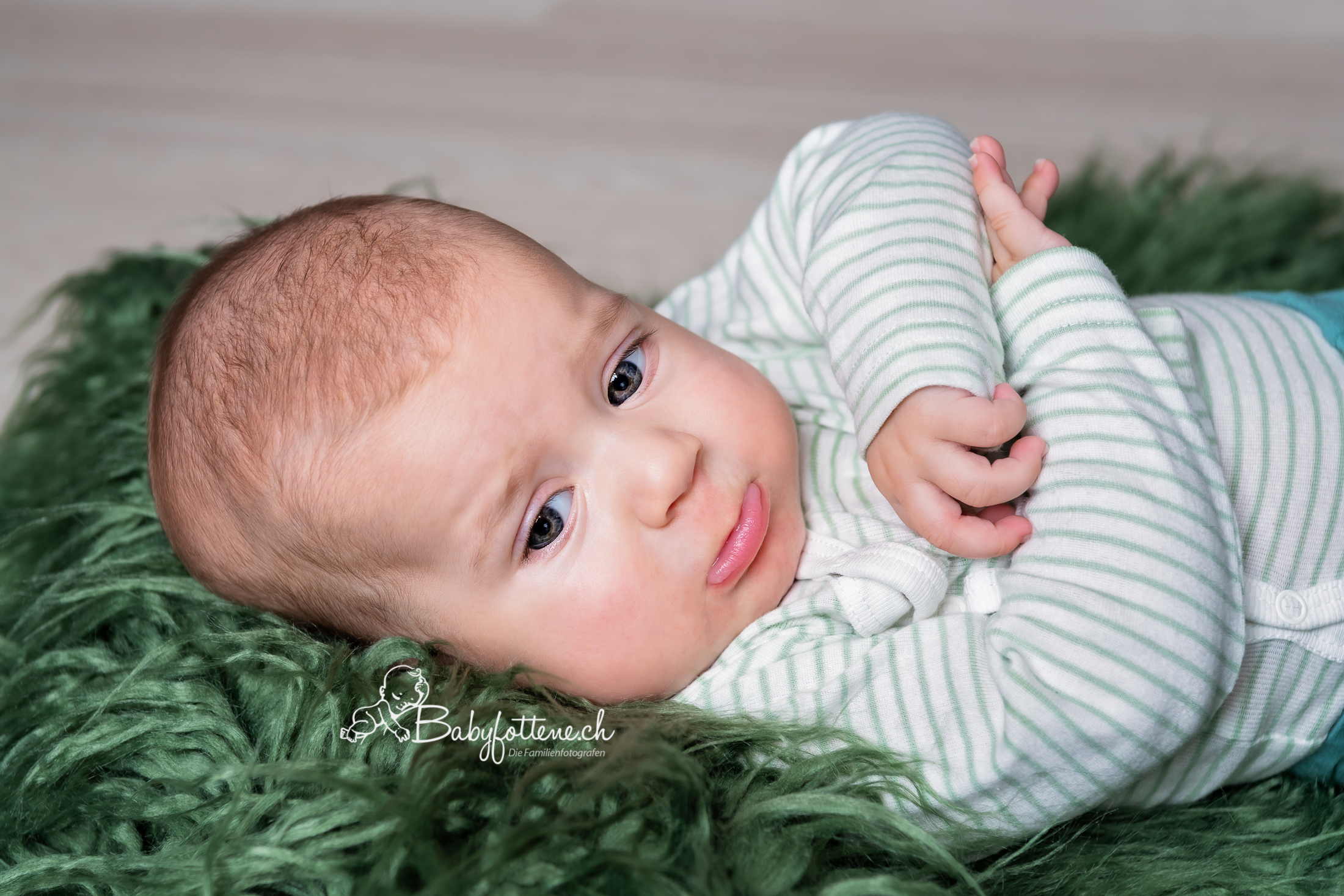 Babyfotografie Zürcher Oberland - Baby schmollt beim Fotoshooting