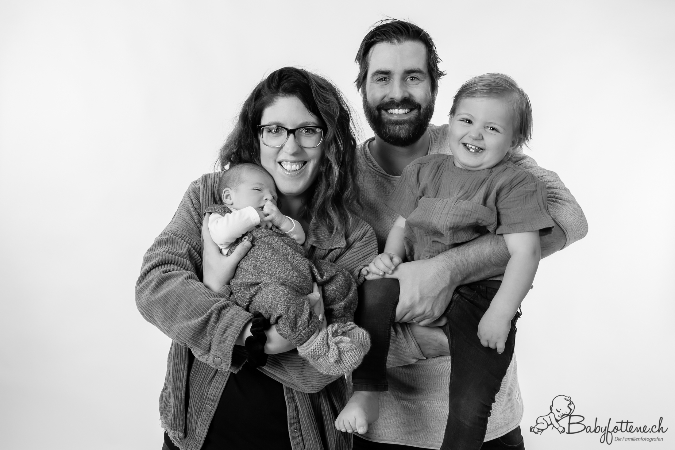 Babyfotografie Zürcher Oberland - Familienbilder beim Newborn-Fotoshooting
