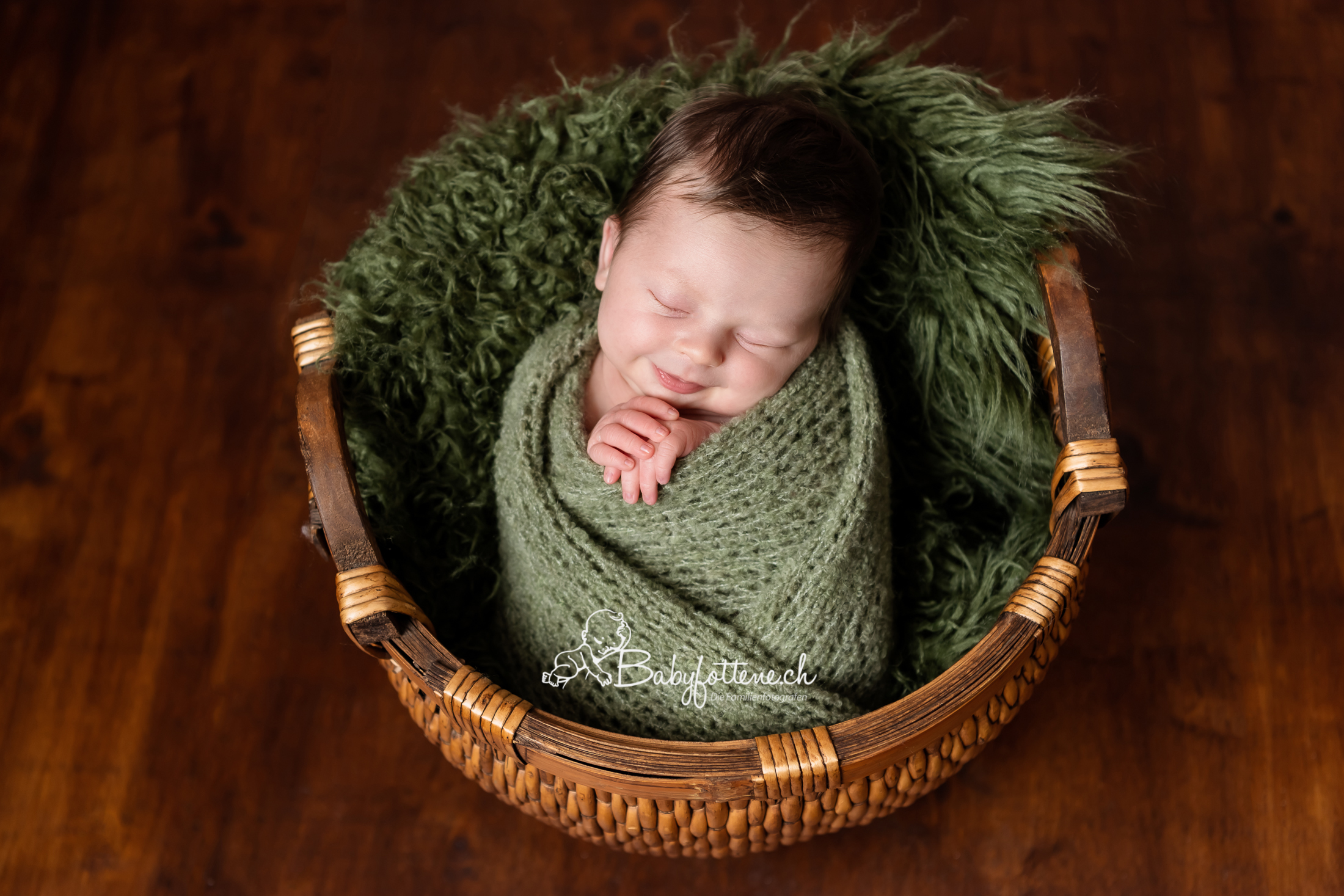 Babyfotografie Zürcher Oberland - Baby in Körbchen