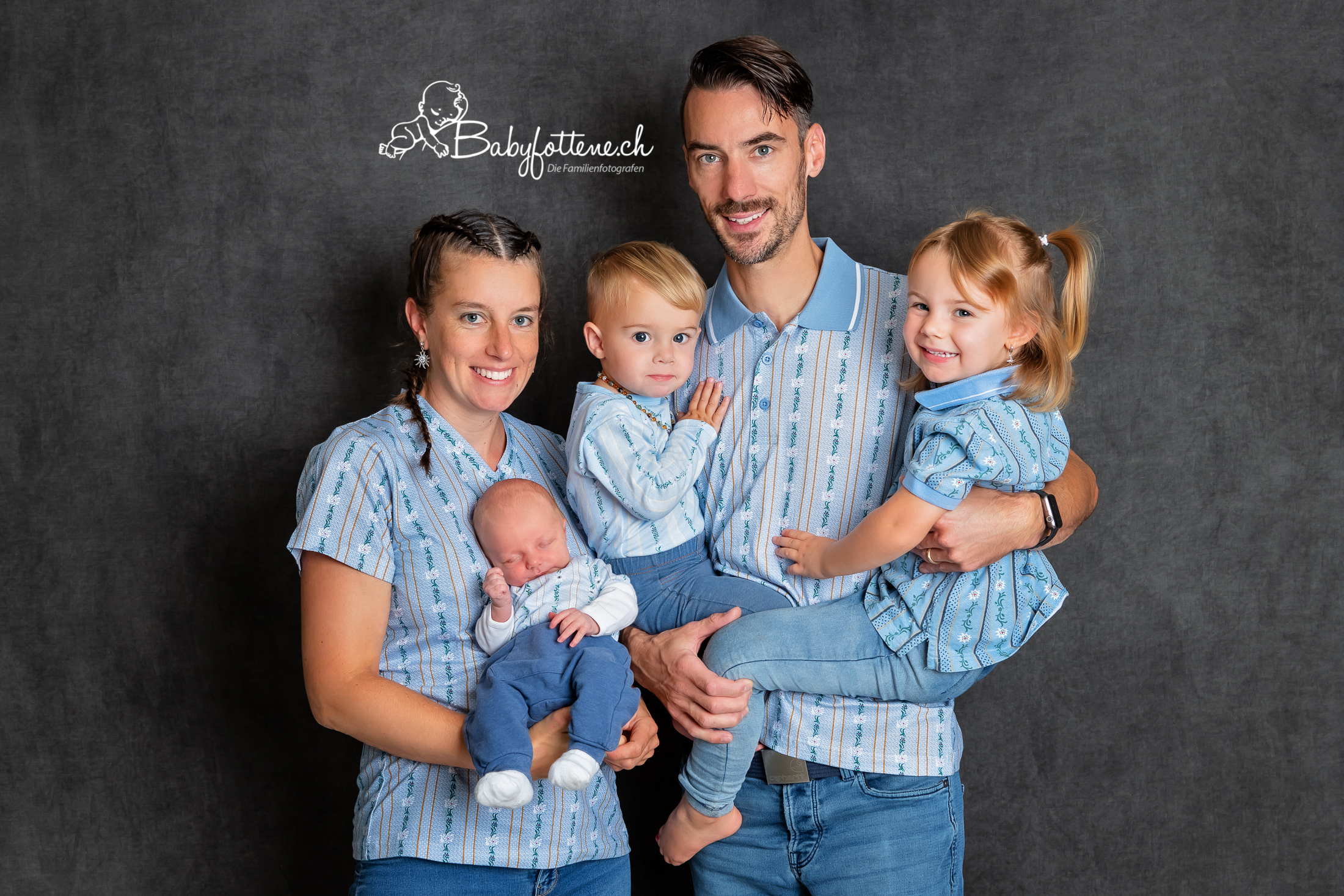 Babyfotografie Zürcher Oberland - Familienbilder Newborn mit Eltern und zwei grossen Geschwistern