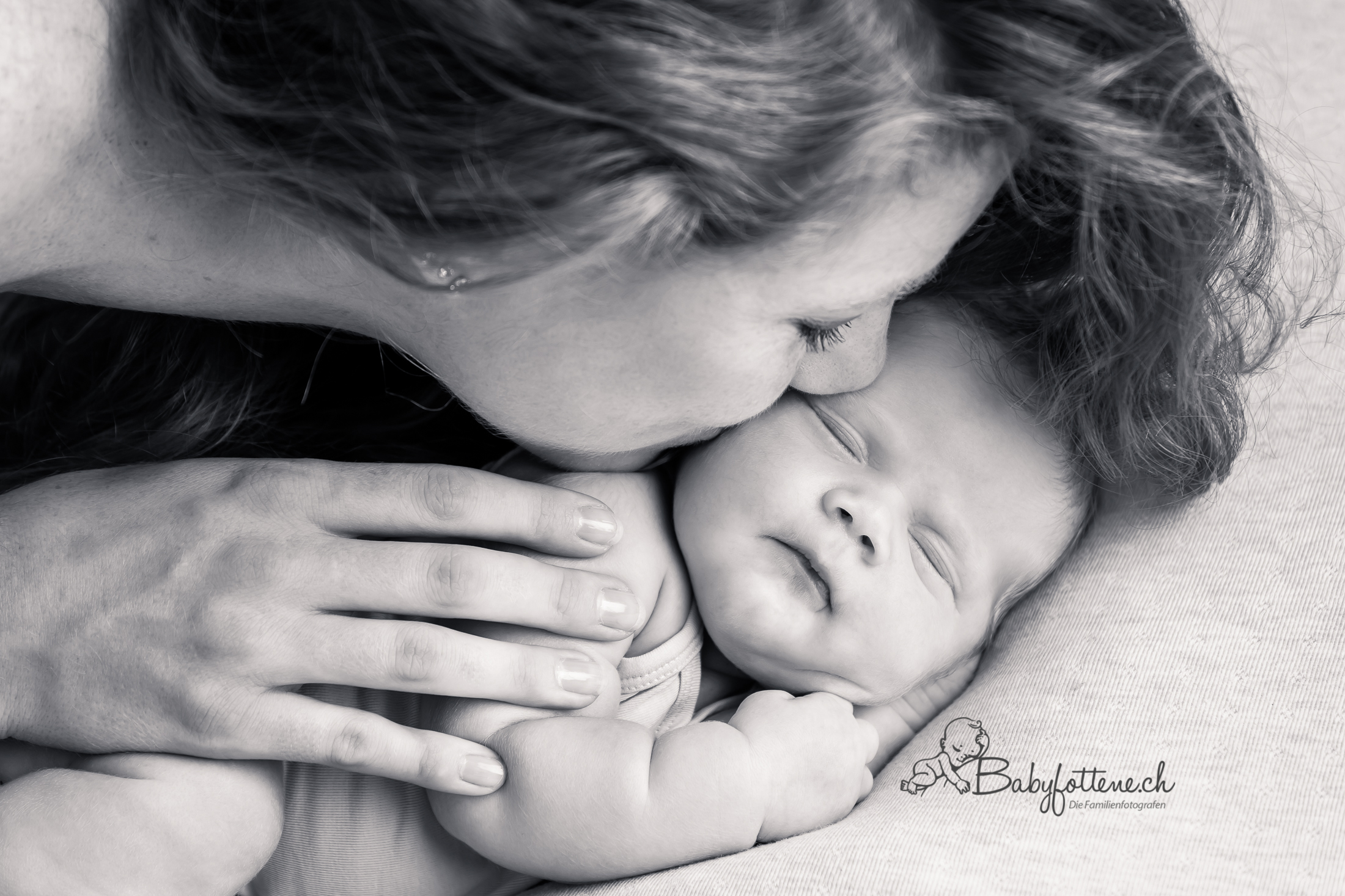 Newborn-Bilder Zürcher Oberland - Mama küsst ihr Baby beim Fotoshooting