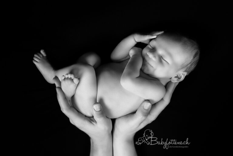 Newborn-Bilder Zürcher Oberland - schwebendes Baby gehalten von Mamas Händen