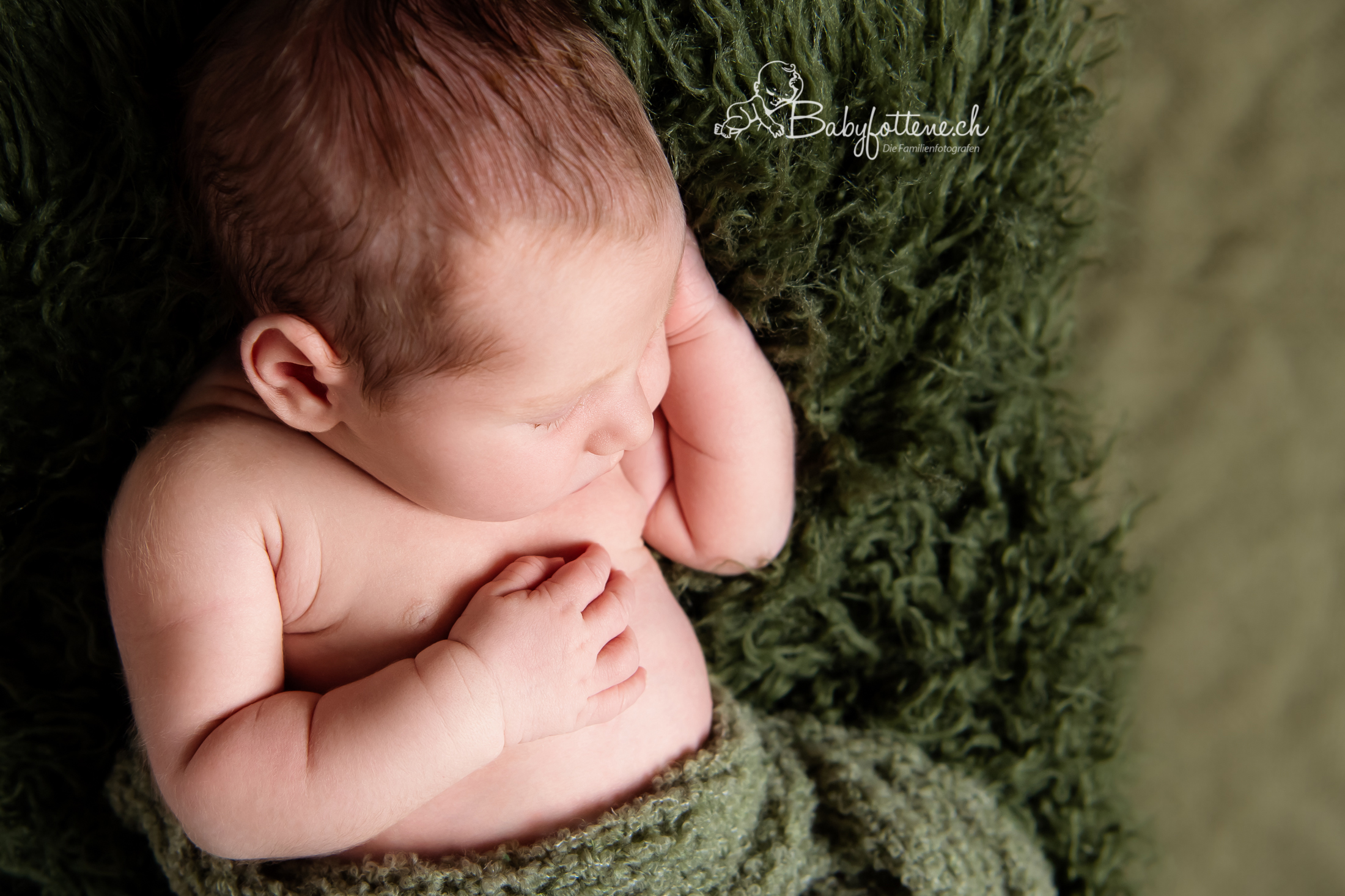 Newborn-Bilder Zürcher Oberland - Süsse Pose vom Baby beim Fotoshooting