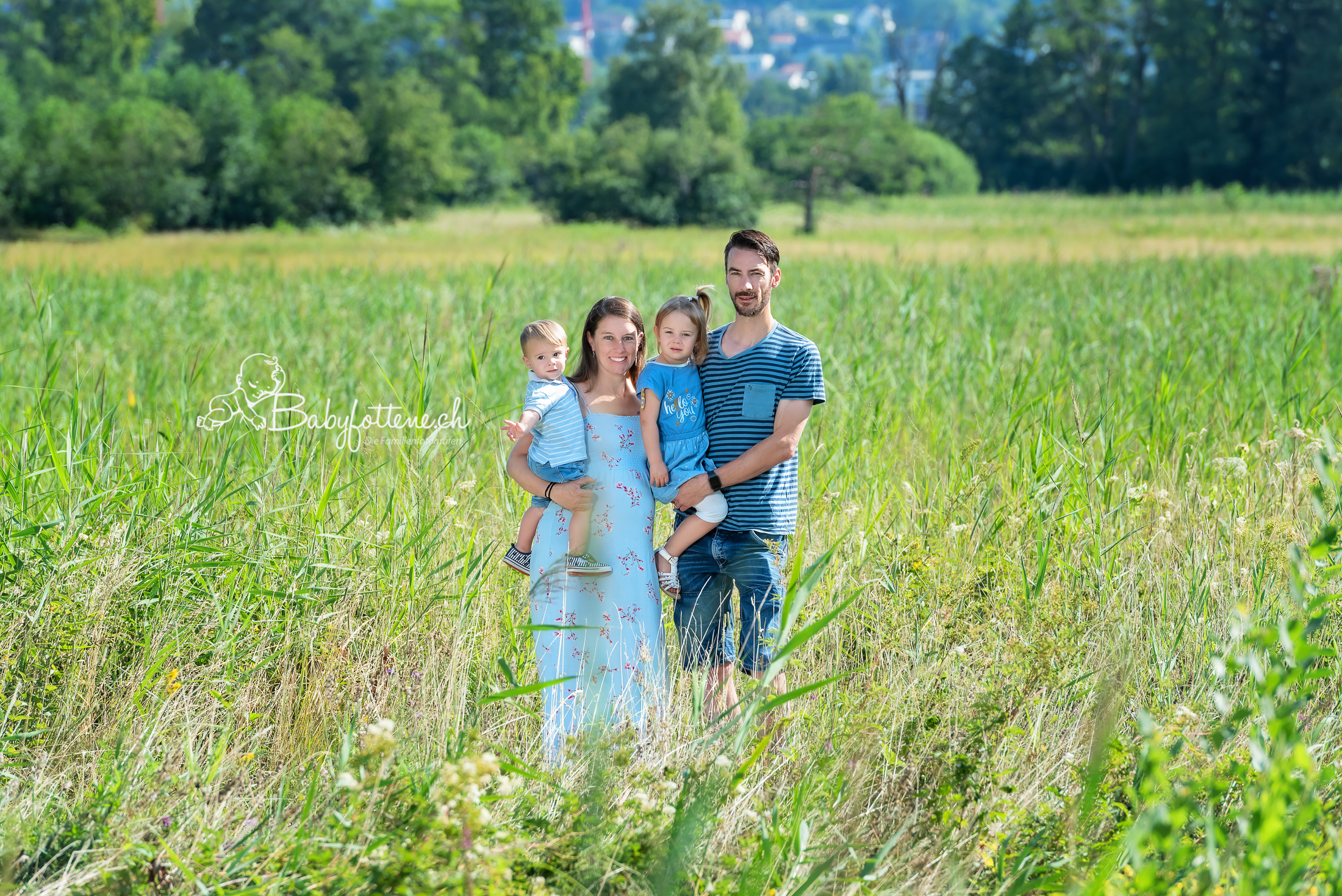Familienfotografie Zürcher Oberland - Schwangerschaftsshooting im Frühling