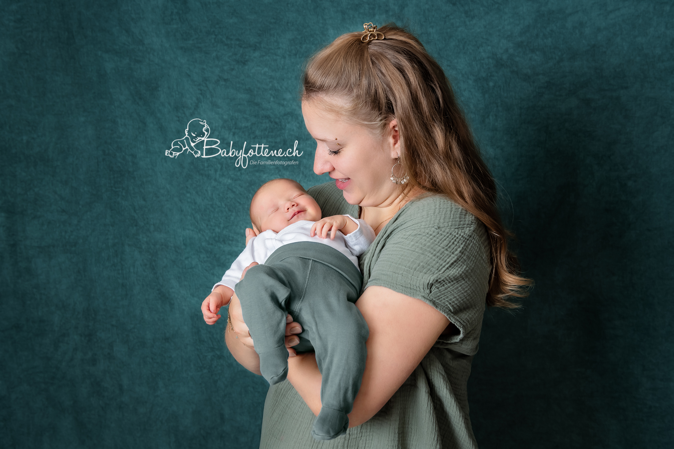 Das erste Lächeln für Mama und die Babyfotografin hat es für immer im Bild festgehalten